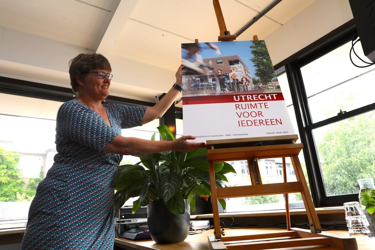 Heleen de Boer (GroenLinks) presenteert het coalitieakkoord. Foto: Ton van den Berg