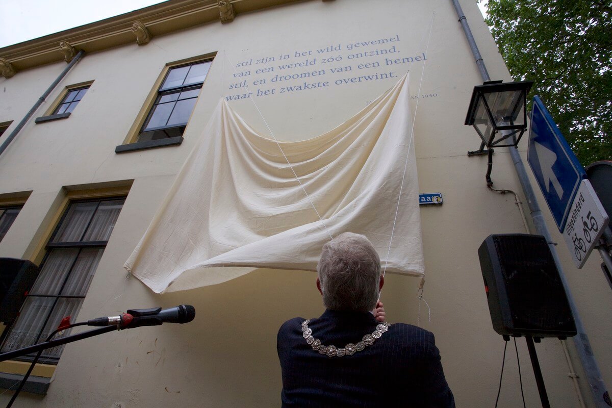Burgemeester Van Zanen onthult de muurtekst. Foto: Ton van den Berg