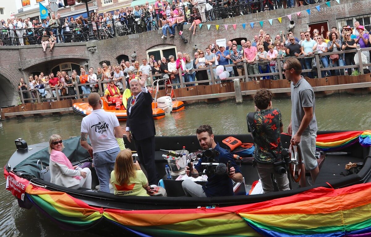 Burgemeester Van Zanen in de boot met organisatior Robert Kalff. Foto: Ton van den Berg