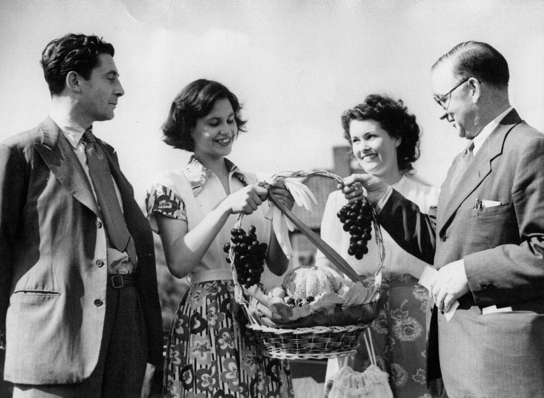 Jean Theobald, schoonmoeder van Henk, met fruitmand in 1949 als winnaar van de Miss Kernenergie-schoonheidswedstrijd. Foto: Archief