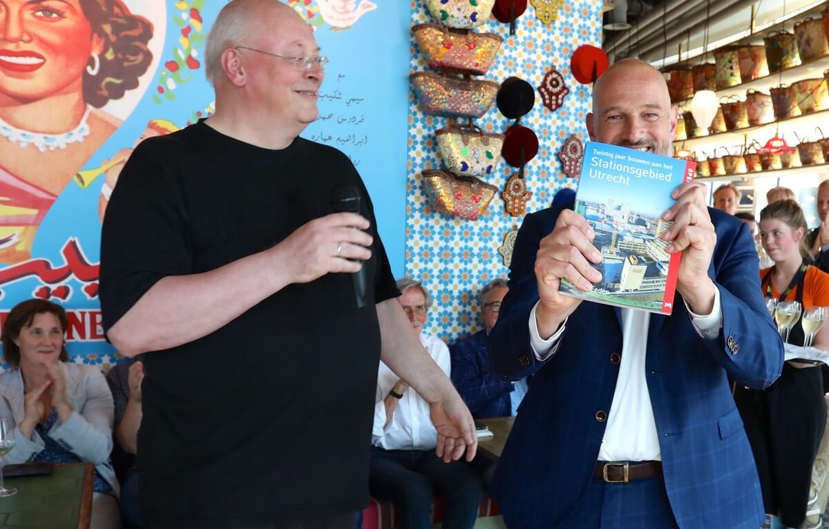 Het eerste exemplaar van Stationsgebied Utrecht is voor wethouder Everhardt, links de auteur Ed van Eeden. Foto: Ton van den Berg