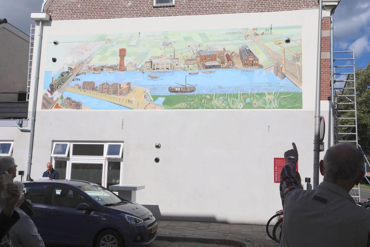 De nieuwe muurschildering in de Westravenstraat. Foto: Ton van den Berg