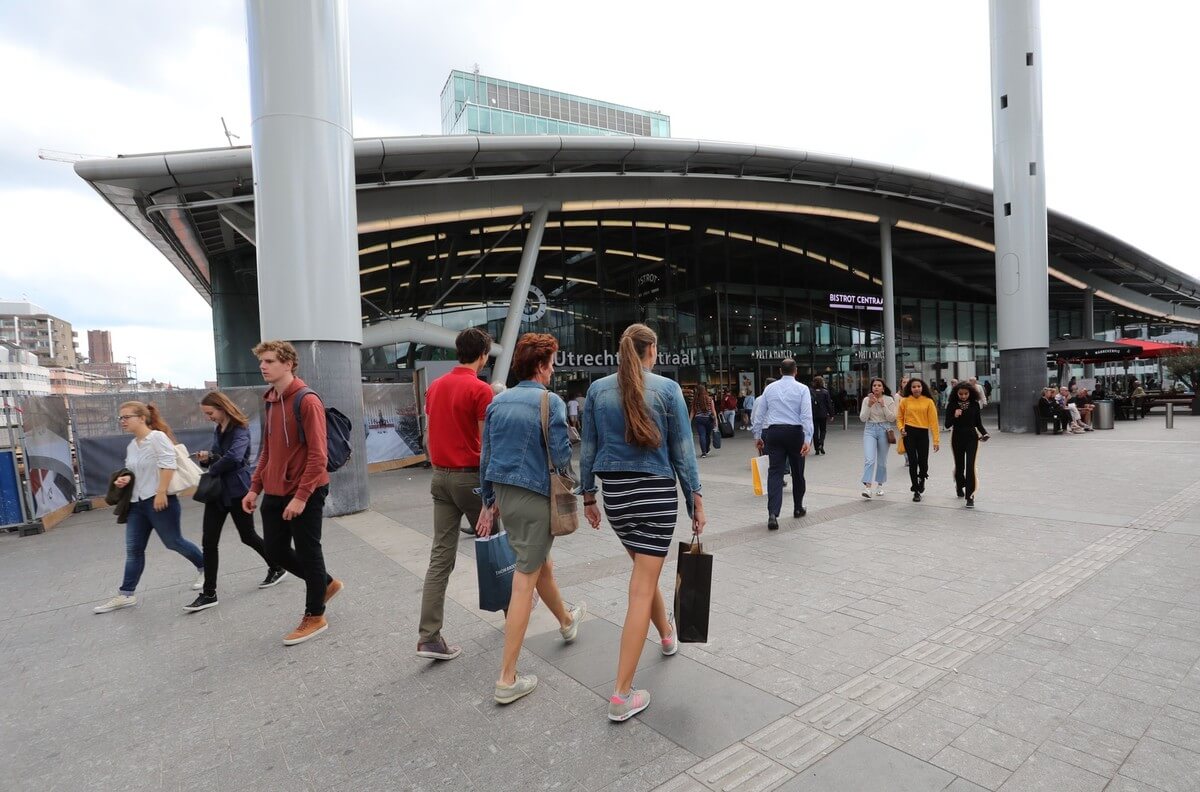 Lopen is winkelen in Stationsgebied Utrecht. Foto: Ton van den Berg