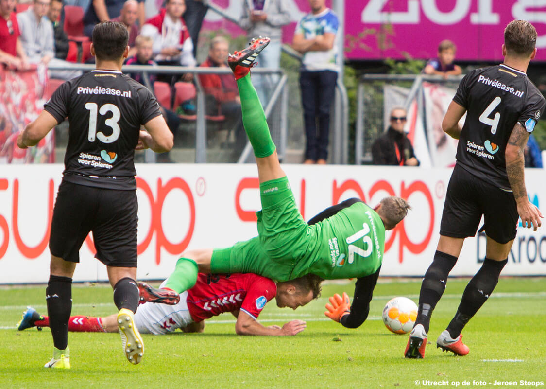 Keeper Scherpen valt vol op Van der Streek. Foto: Jeroen Stoops