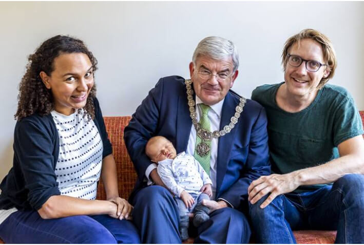 Sebastiaan in de armen van Jan van Zanen. Foto: Angeliek de Jonge/gemeente Utrecht