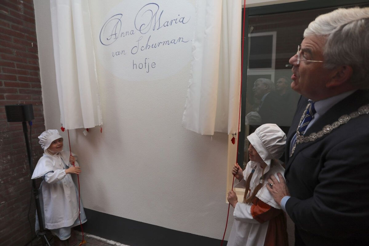 Onthulling van de naam 'Anna Maria van Schurmanhofje'. Foto: Ton van den Berg