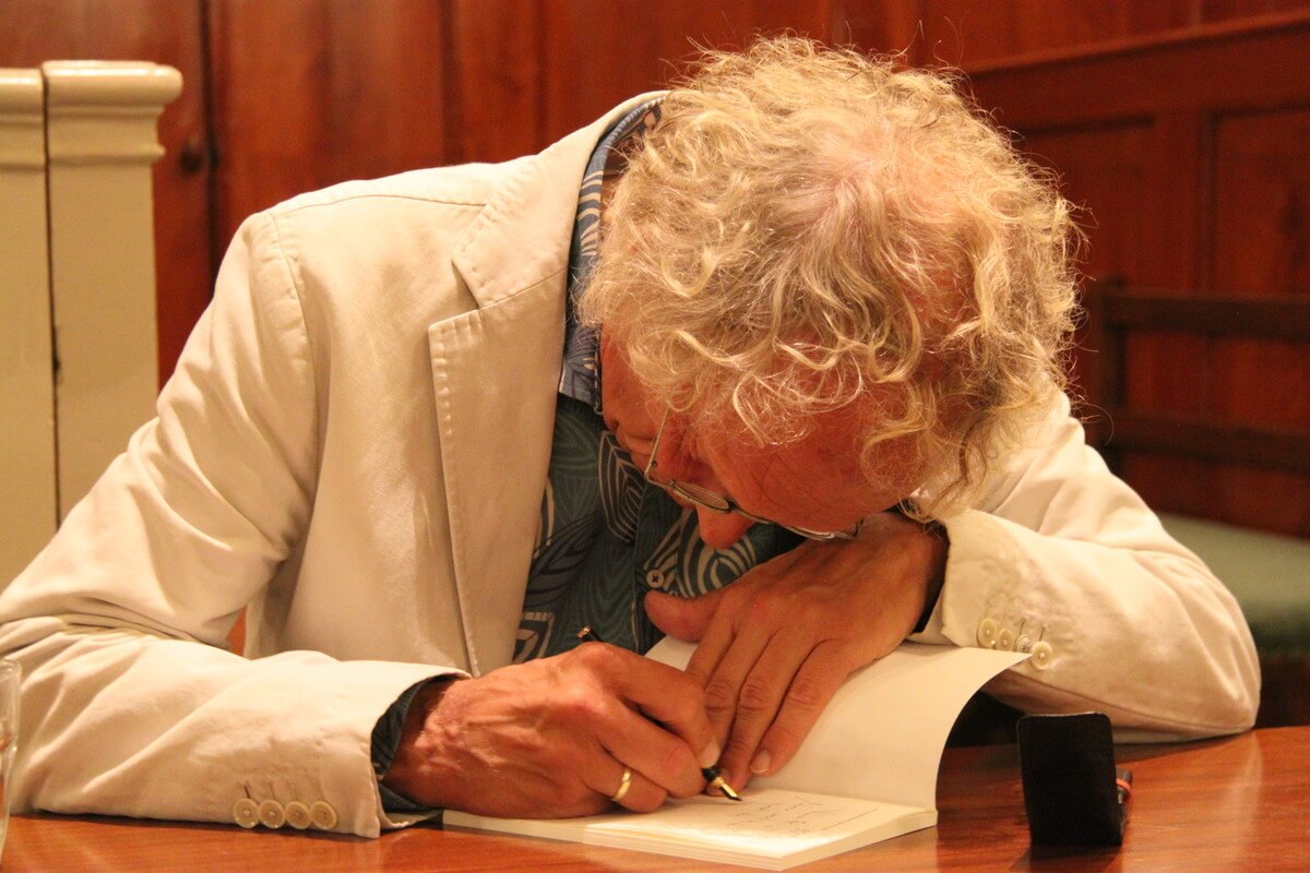 Henk Ester signeert. Foto's: D. van Dijk