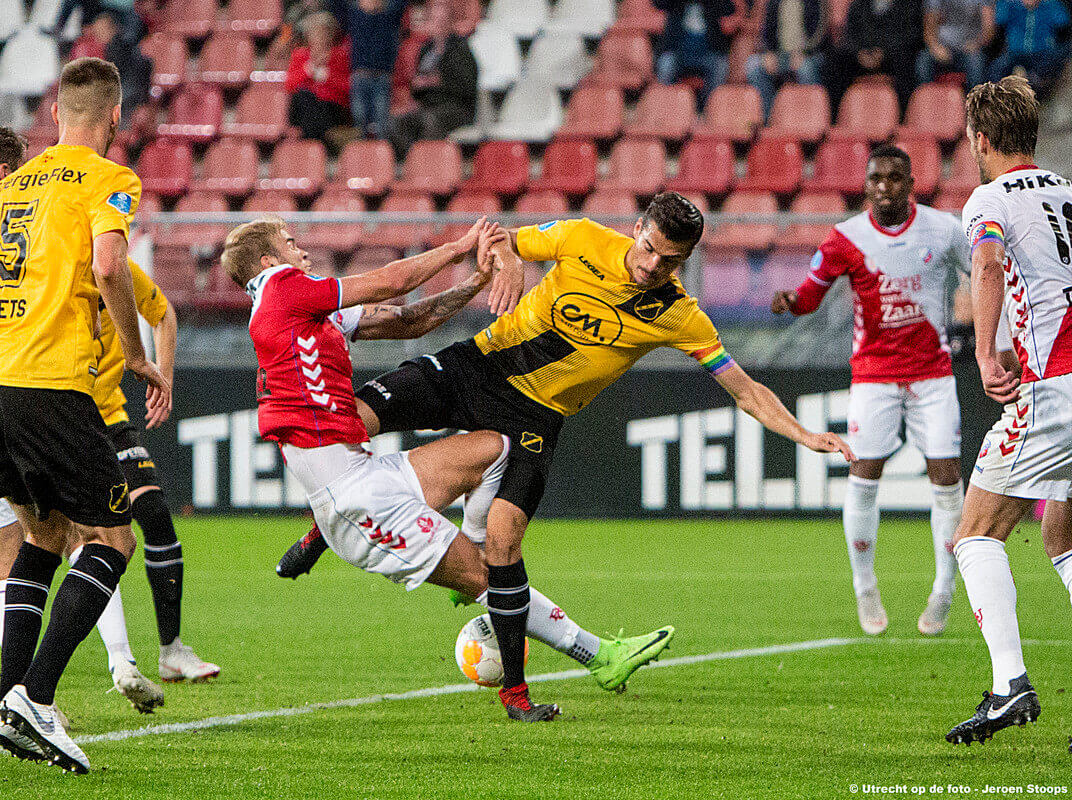 Letschert hard in botsing met tegenstander. Foto's Jeroen Stoops