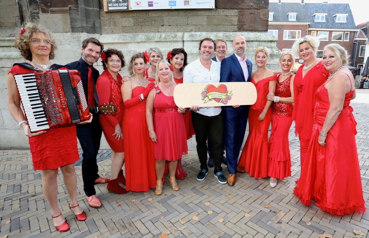 Pleisters plakken wordt ondersteund door zangkoor De Weduwen. Foto: Ton van den Berg