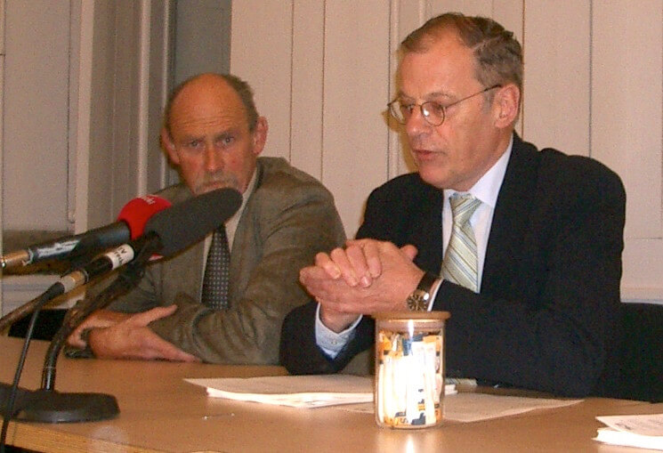 Vincent Oldenborg (links) en Toon Gispen bij de persconferentie over aftreden van Gispen als wethouder in november 2005. Foto: Ton van den Berg