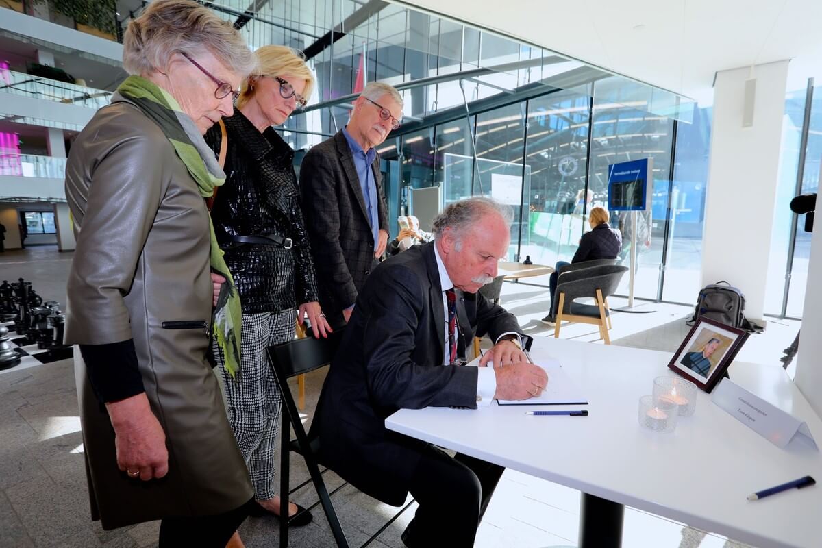 Broers en zussen van Toon Gispen tekenen het condoleanceregister in het Stadskantoor. Vlnr: Elske, Anneke, Jan en Willem Hendrik Gispen.