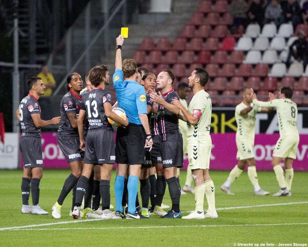 Scheidsrechter Van den Kerkhof legt de bal op de stip. Foto: Jeroen Stoops