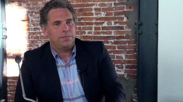 Cees Bos vertelt waarom hij tegen de Bieb++ stemde. Foto: Uit de videofilm