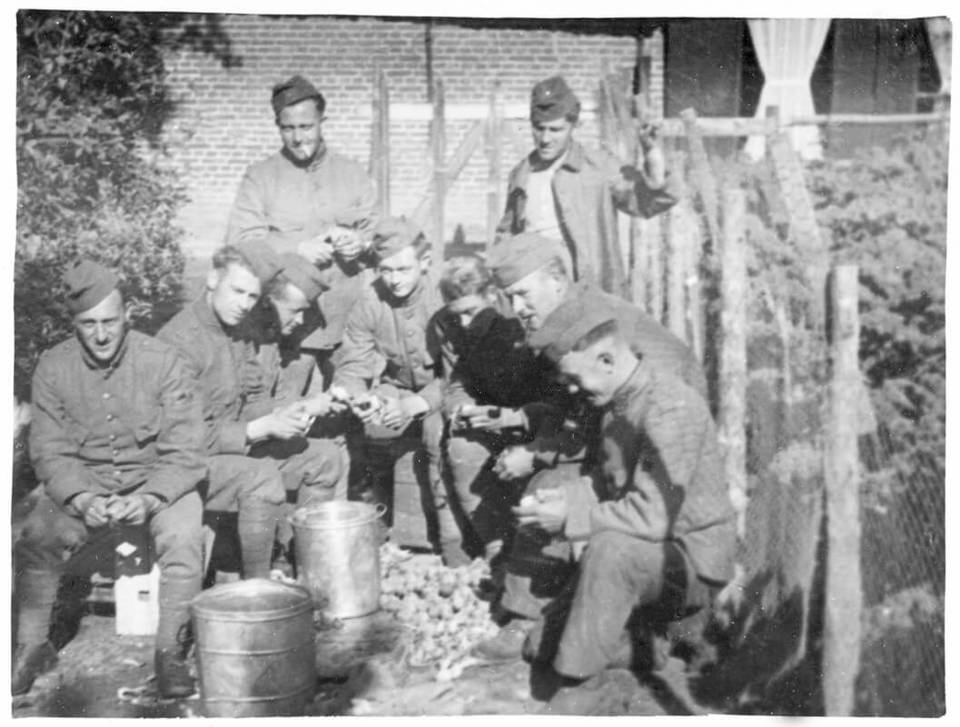 Dagelijks werd 130 kilogram aardappelen geschild, zoals hier bij het kwartier Baars op de boerderij Klein Dikkenberg. Foto: Historische Collectie Korps Veldartillerie, ’t Harde