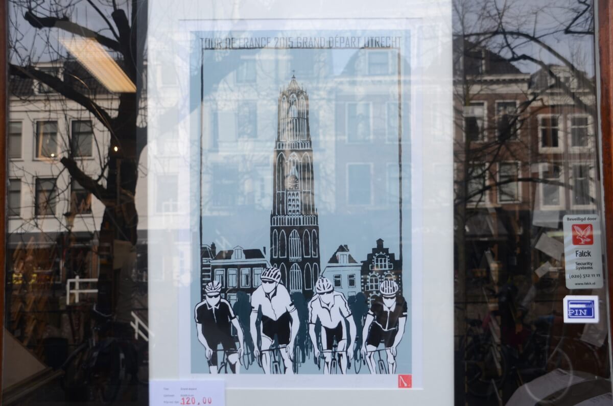 Posters gemaakt door Eelke Bruinzeel in de etalage van Swaak. Foto: Jeroen Wielaert