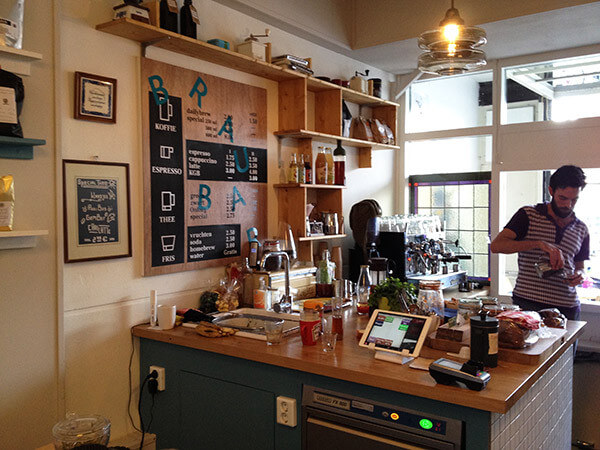 Het interieur van de koffiezaak Koffie Leute. foto's A. Garcia