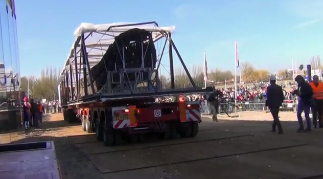 De Meern 1 wordt op een dieplader naar zijn plek gebracht. Foto uit videofilm Ben Hendriks