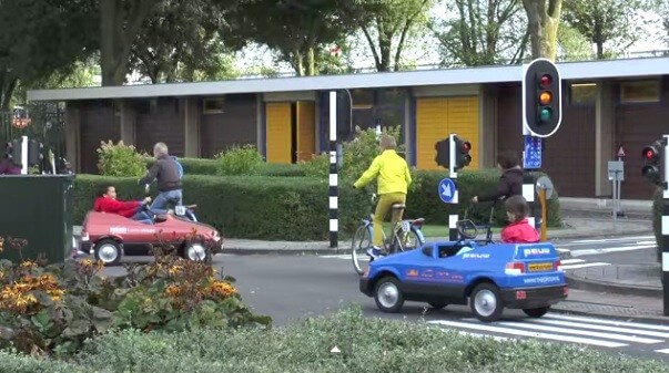 Rondjes rijden in de Verkeerstuin. Foto uit voorlichtingsfilm gemeente Utrecht
