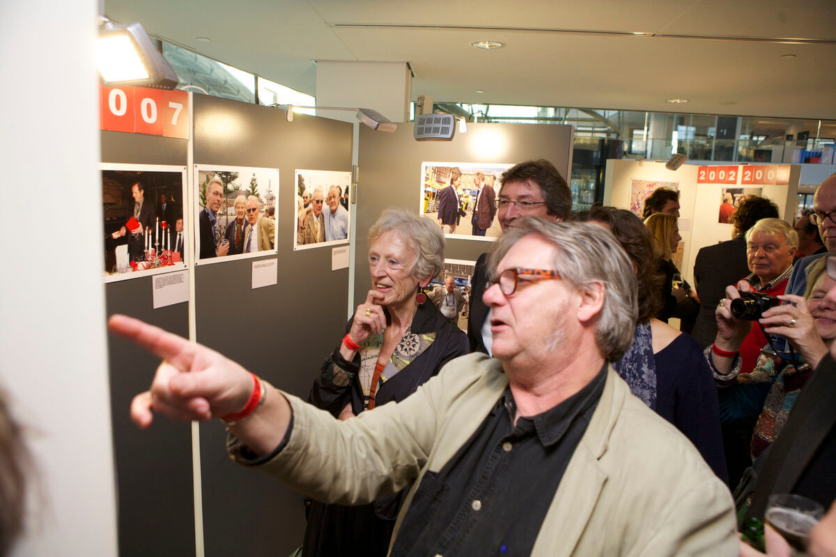 Wielaert geeft een rondleiding op zijn expositie. Foto: Ton van den Berg