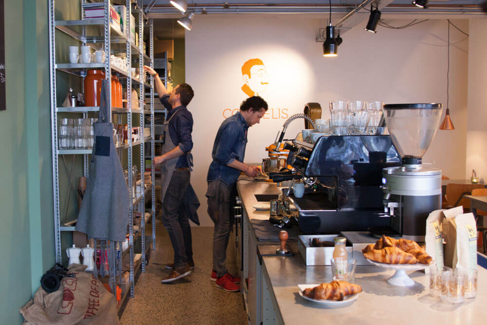 Aan het werk bij Koffie bij Cornelis. Foto: Desiree Meulemans