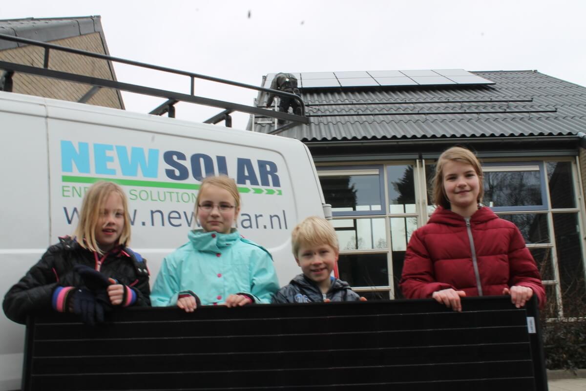 Kinderen showen de gratis zonnepanelen voor drie scholen in Lunetten. Foto: Solyluna