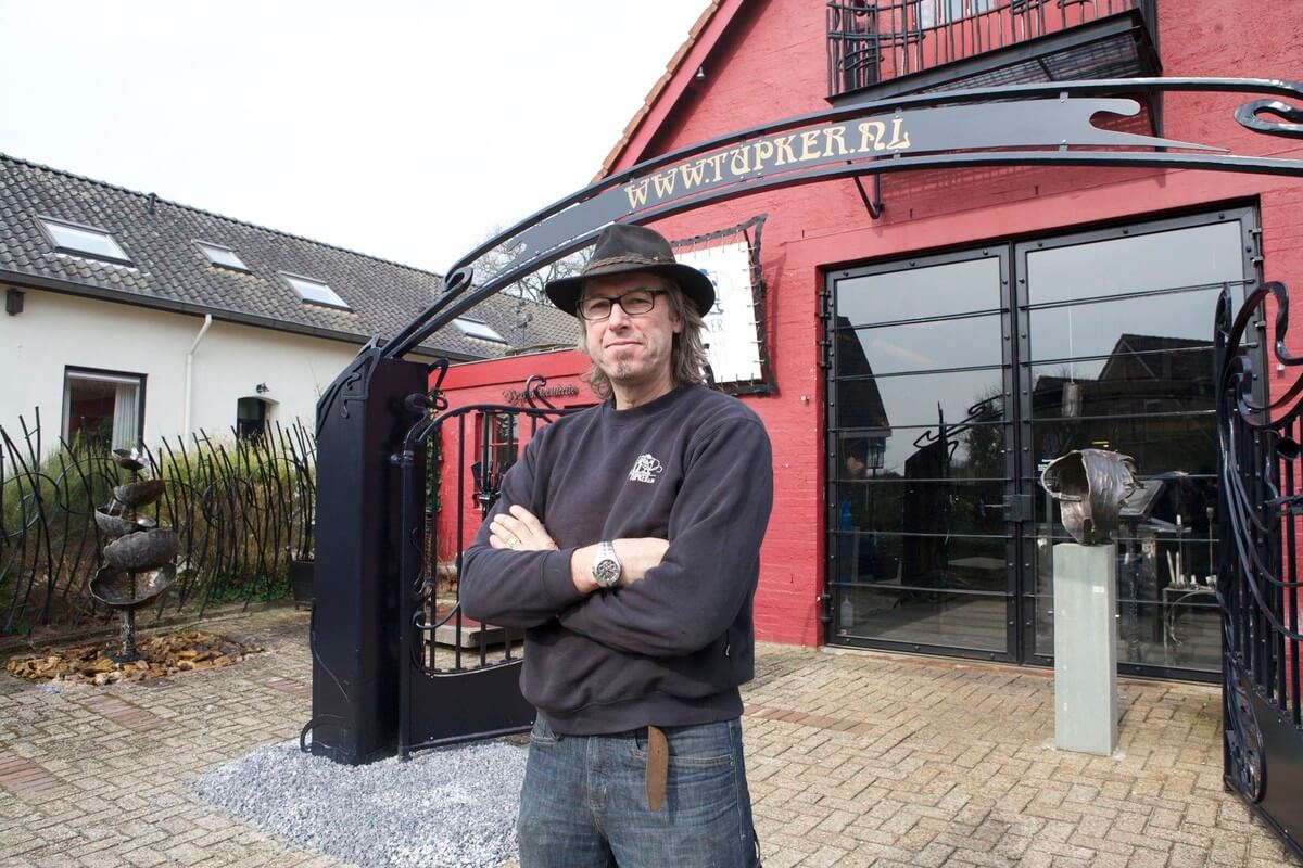 Siersmid Rein Tupker voor zijn smederij in Soest. Foto: Ton van den Berg