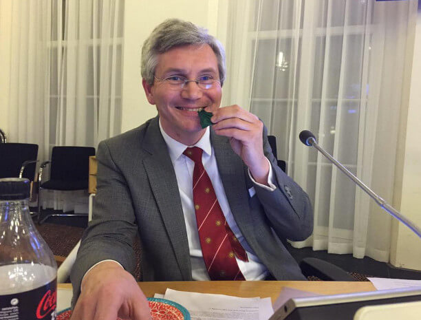 André van Schie hapt een stukje ballon weg. Foto: twitter-W. Buunk