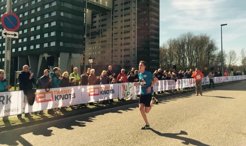 Winnaar halve marathon Ivo Muller komt over de finish. Foto: twitter-A. van Schie