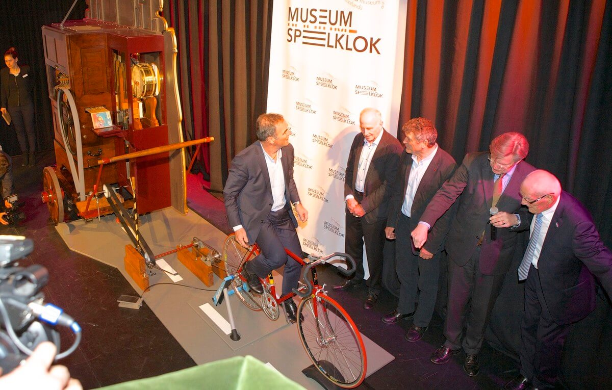 Bernard Hinault fietst met losse handen en zet het orgel in werking. Zoetemelk, Thevenet en helemaal rechts Jansen kijken toe. Foto: Ton van den Berg