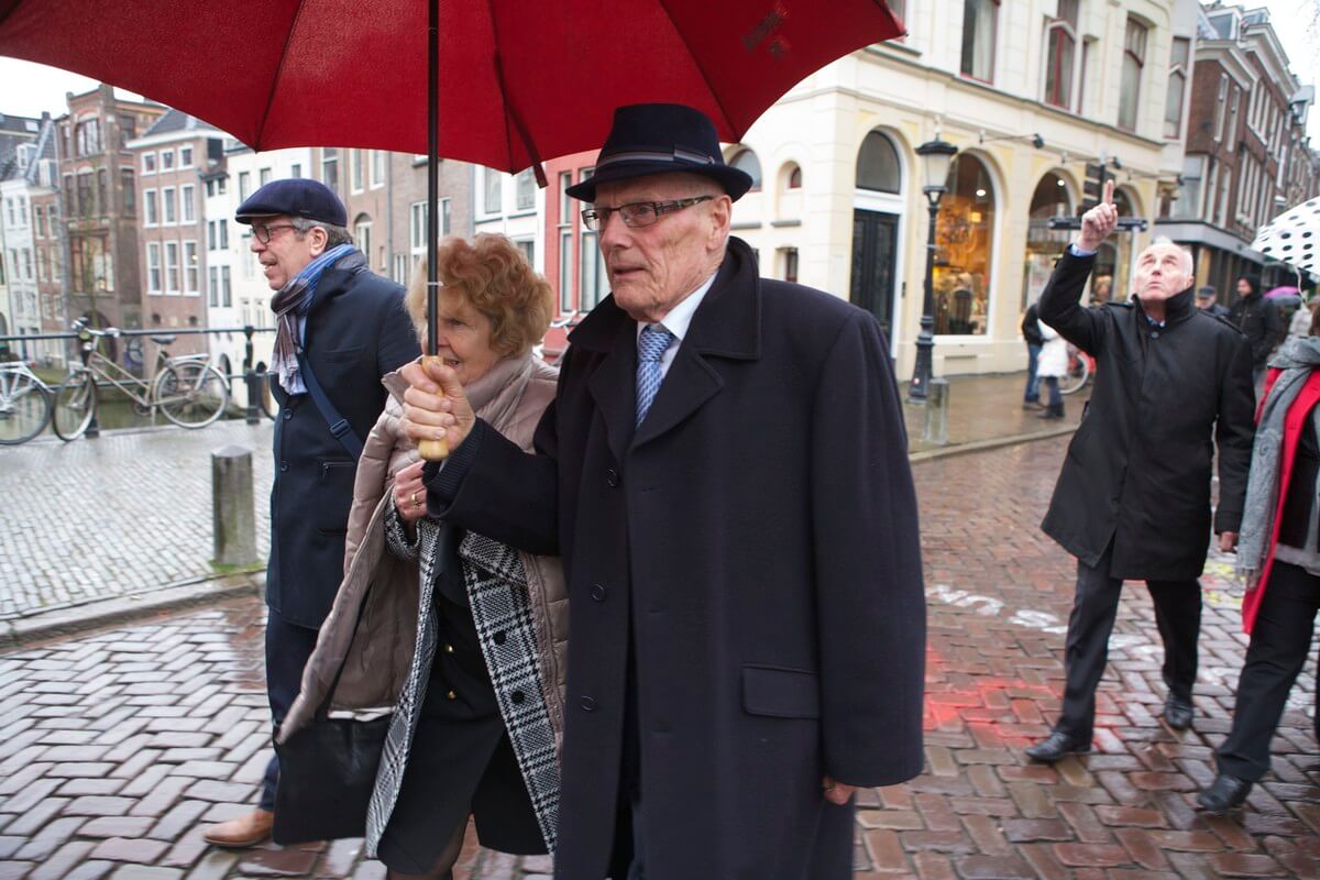 Jan Jansen onder de paraplu. Foto: Ton van den Berg