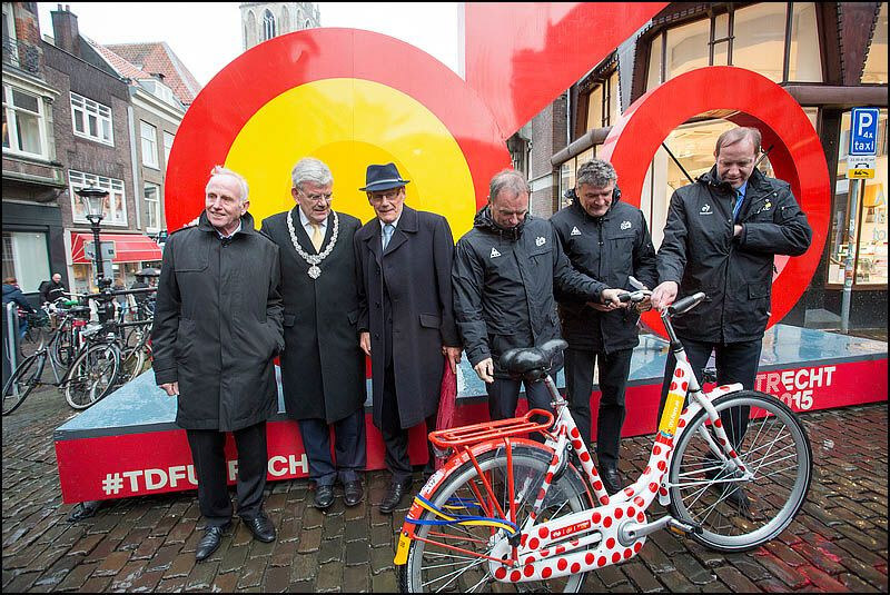 Zoetemelk, Van Zanen en Jansen poseren en de Fransen Hinault, Thevenet en Prudhomme bewonderen een Nederlandse fiets. Foto: Bas de Meijer