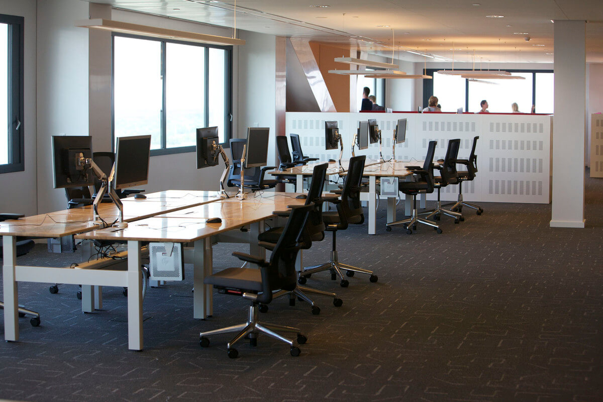 Een kantoortuin, hier met lege bureaus wachtend op gebruik. Foto: Ton van den Berg