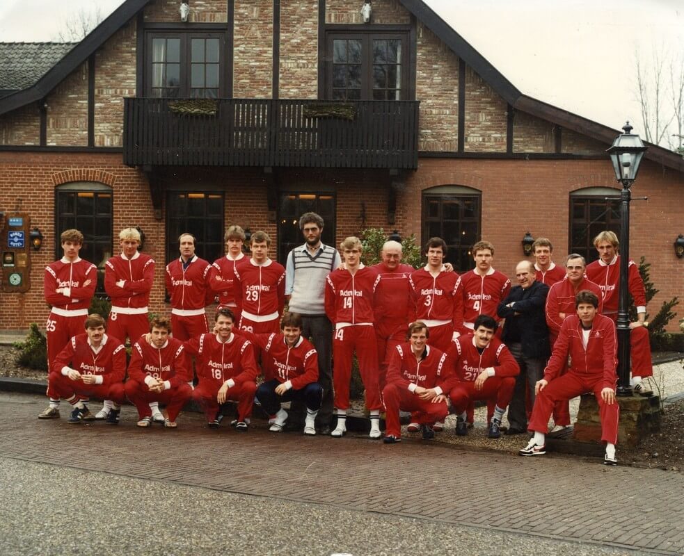 Trainer/coach Han Berger rechts onder tijdens een traningskamp van FC Utrecht in de jaren 80. Foto: boek 40 jaar FC Utrecht
