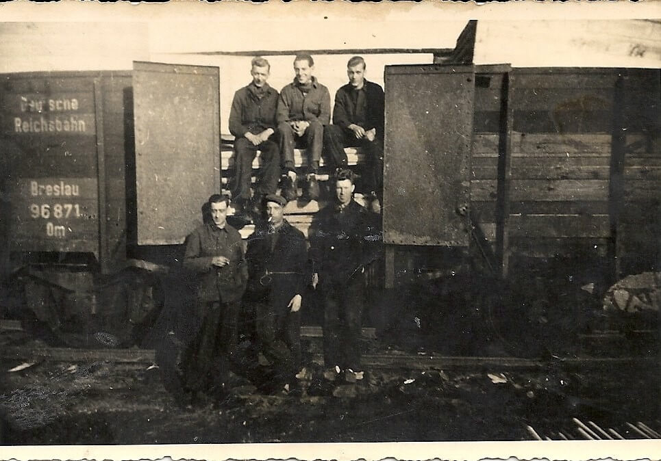 Jan Reckers, linksonder, met collega's bij een treinwagon in Furstenberg a/d Oder (november 1944). Foto: familiearchief Recker