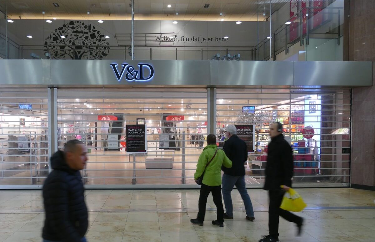 De deur is dicht bij de V&D. Foto: Ton van den Berg