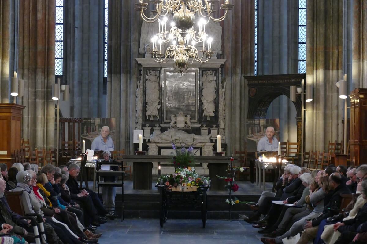 In de Domkerk met circa 200 belangstellenden waaronder ook burgemeester Van Zanen en oud-burgemeester Wolfsen. Foto: Ton van den Berg