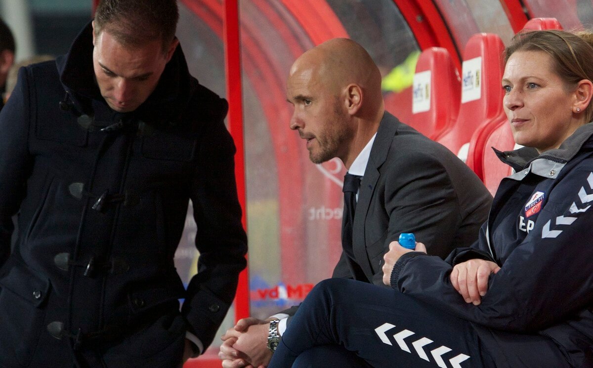 De 'kale trainer' Erik ten Hag temidden van zijn medewerkers in de dugout van FC Utrecht. Foto: Ton van den Berg