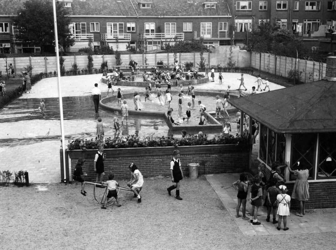 De speeltuin aan de Merwedekade in de jaren '50. Foto: HUA