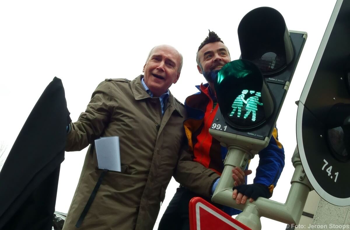 Wethouder Geldof en raadslid Pepijn Zwanenberg onthullen het nieuwe regenboogverkeerslicht. Foto: Jeroen Stoops