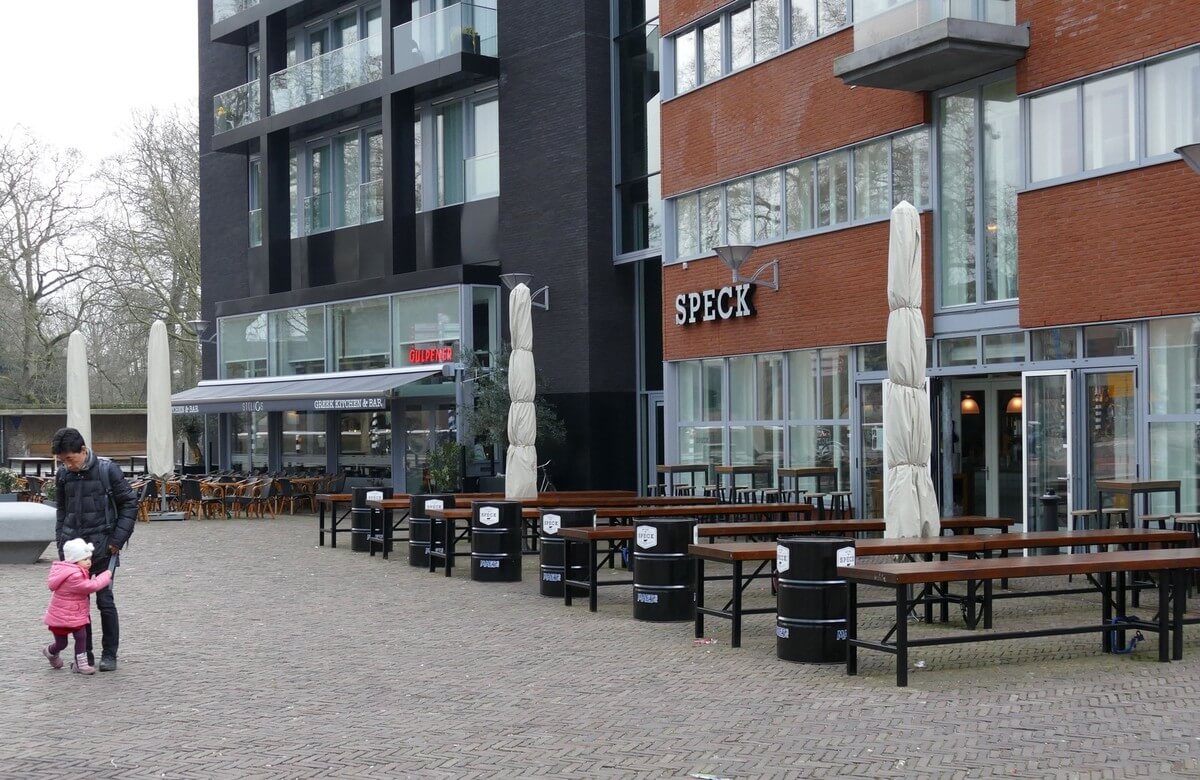 De terrassen bij Stellios en Speck liggen er gedwongen stil bij. Foto: Ton van den Berg