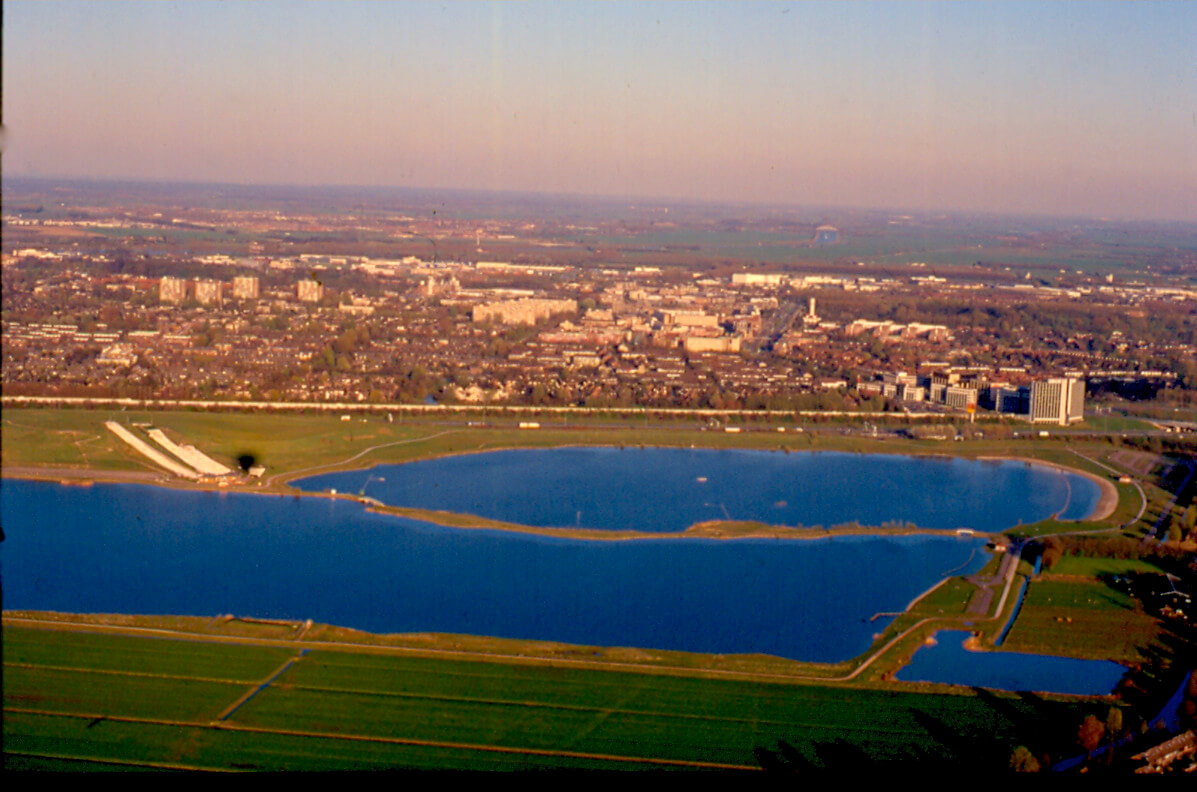 De Put van Weber (Nedereindseplas) gezien vanuit de lucht in 1997. Op de achtergrond de A2 en Nieuwegein. Foto: Ton van den Berg