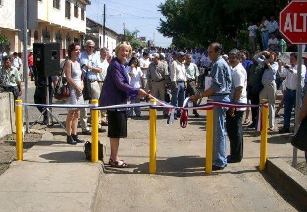 Burgemeester Annie Brouwer opent in 2003 een fietsstraat in Leon. Foto: Ton van den Berg