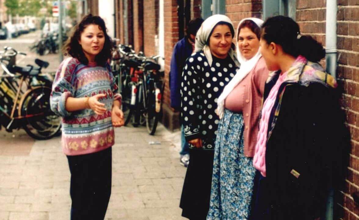 Turkse vrouwen in de jaren negentig in de Daendelsstraat. Foto: archief