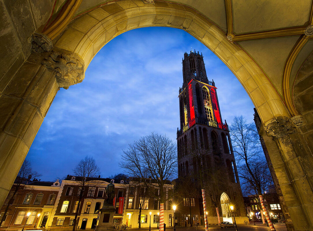 De Belgische kleuren op de Domtoren. Foto: Michael Kooren