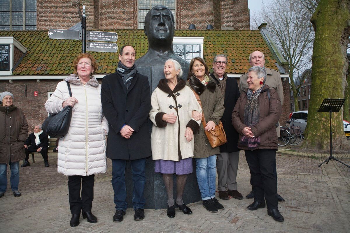 Tonia, Anton jr., Jans, Lenie en Gerard Geesink met Corrie Huiding en wethouder Geldof voor het beeld van Geesink. Foto: Ton van den Berg