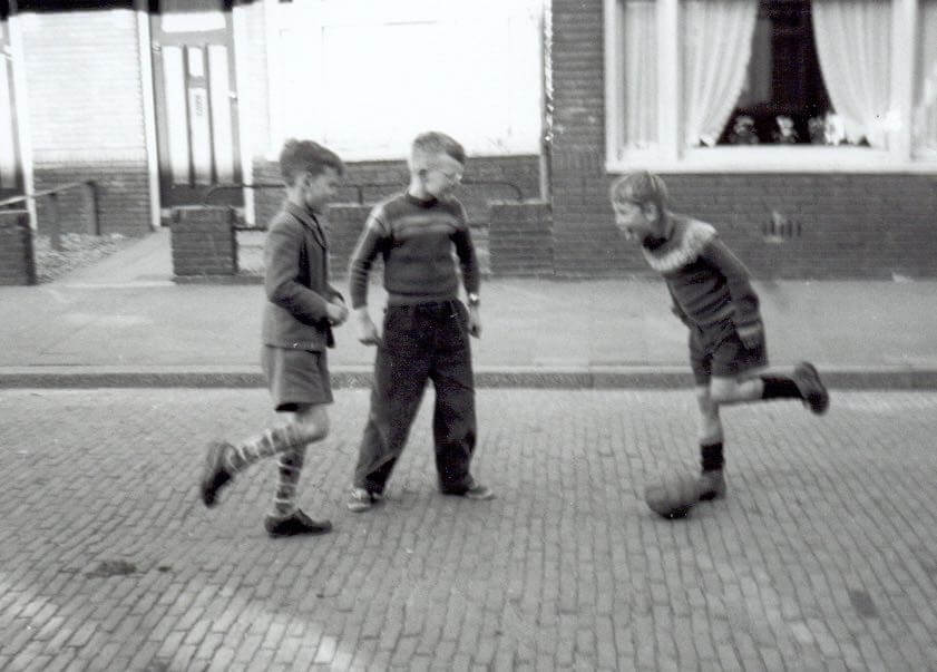 Voetbal op straat. Foto: archief nieuws030