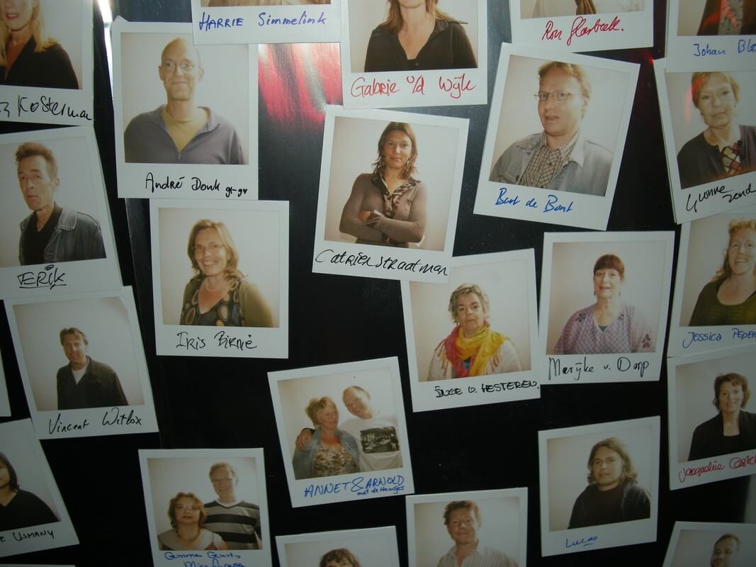 Vrijwilligers op de foto bij een reunie van het cafe in 2009. Foto: Ton van den Berg