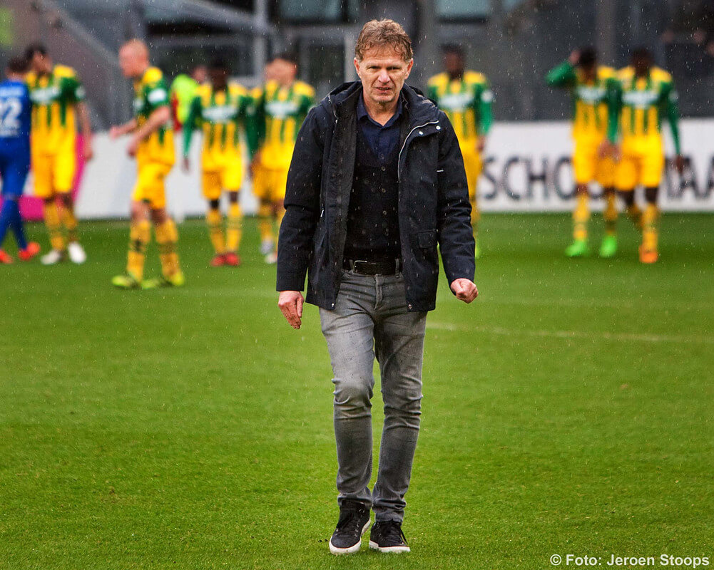 ADO trainer en voormalig FC Utrechtspeler Groenendijk verlaat in de regen het veld. Foto: Jeroen Stoops