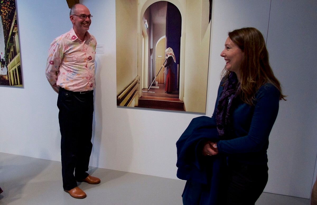 Wennekendonk naast zijn foto 'De verschijning van Zeynep'. Foto: Ton van den Berg