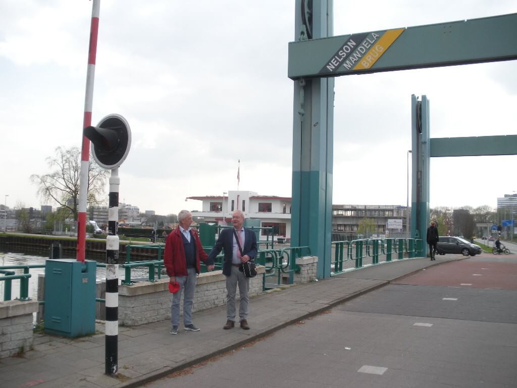 Fred Penninga (links) en rechts de eerste onbekende passant op de Nelson Mandelabrug in Utrecht. Meteen de beste, op 4 april, om vier uur ‘s middags! Foto: Mattijs Penninga.